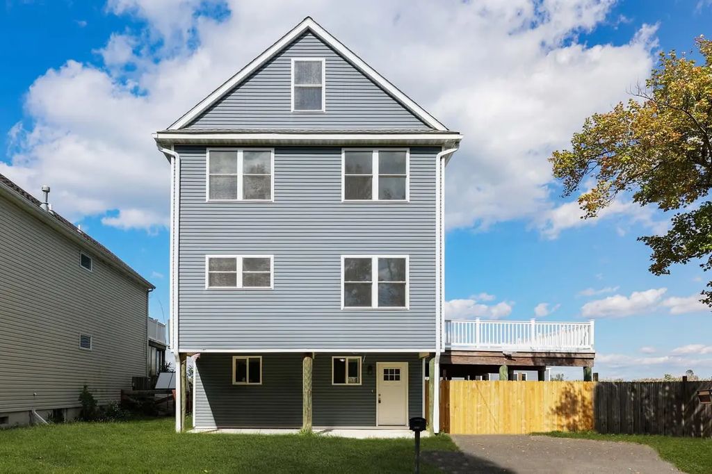 227 Bay Avenue, Leonardo