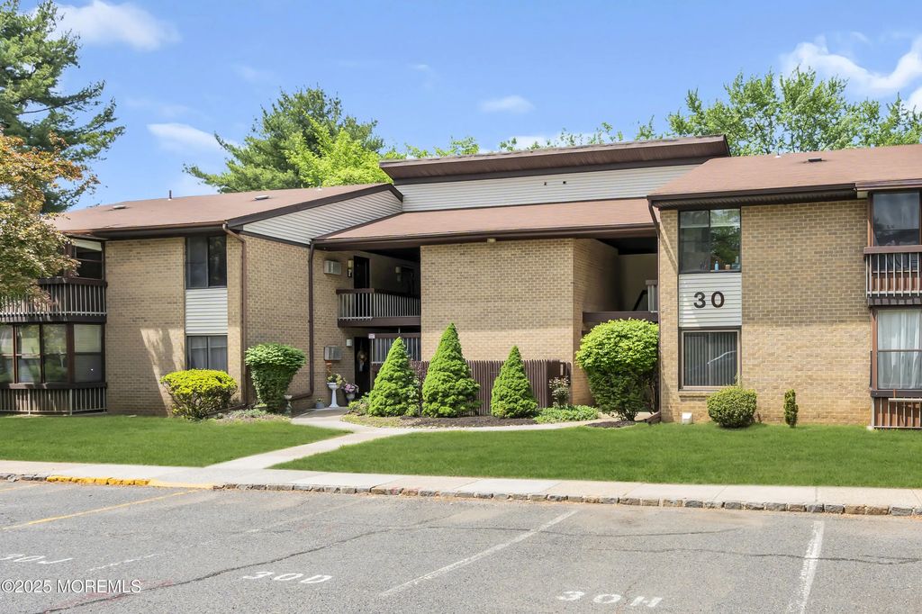 30 Meadow Green Circle F, Manalapan