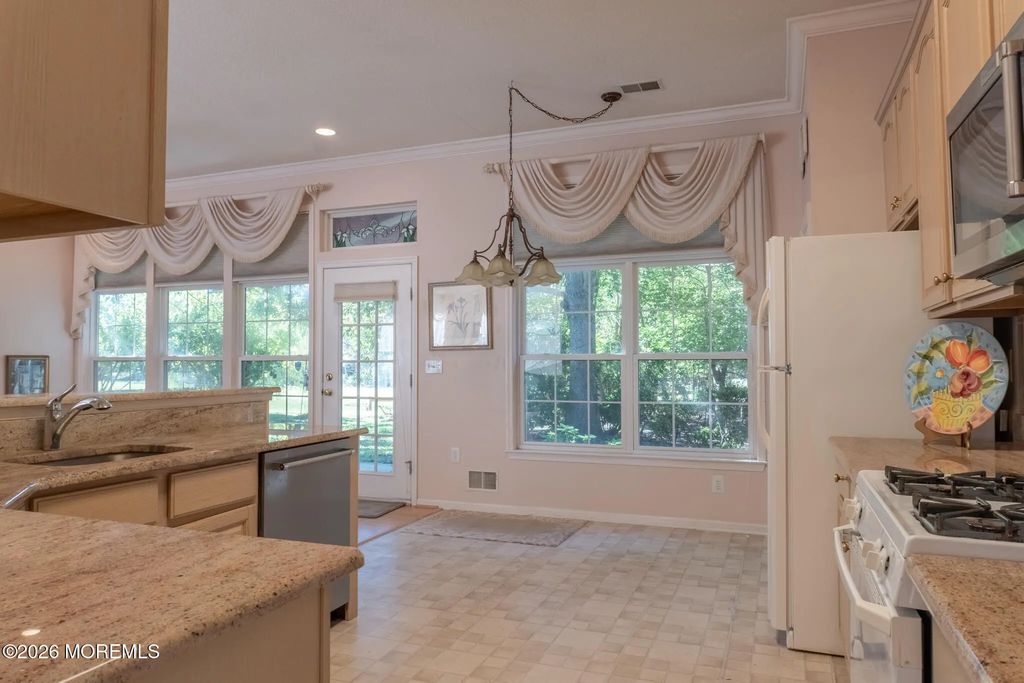 50 Summerwinds Drive, Lakewood