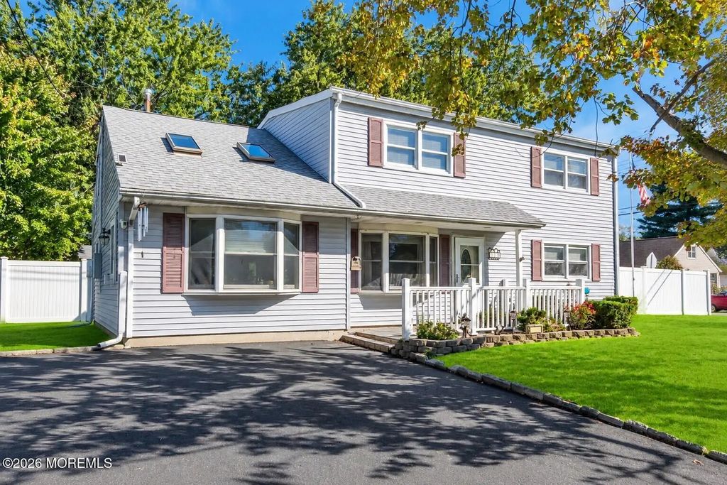 15 Hemingway Drive, Hazlet