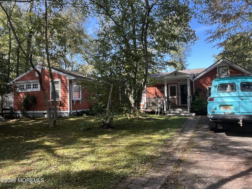 450 Godfrey Lake Drive, Brick