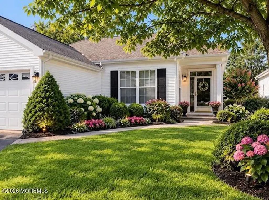 17 Greensprings Drive, Lakewood