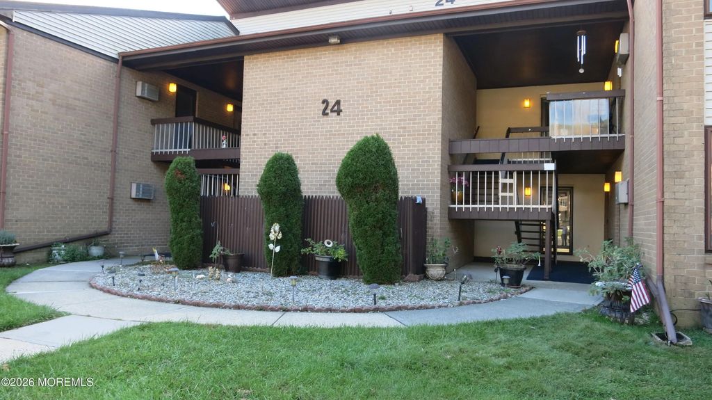 24 E Meadow Green Circle, Manalapan