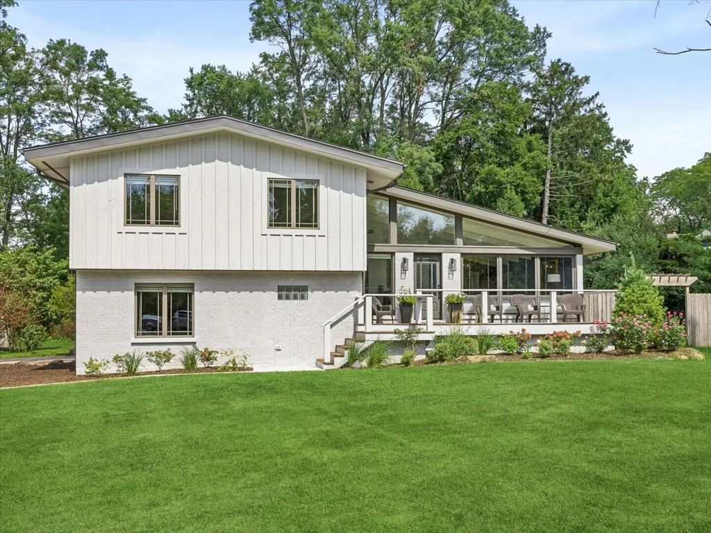 1525 W Wiesbrook Road, Wheaton