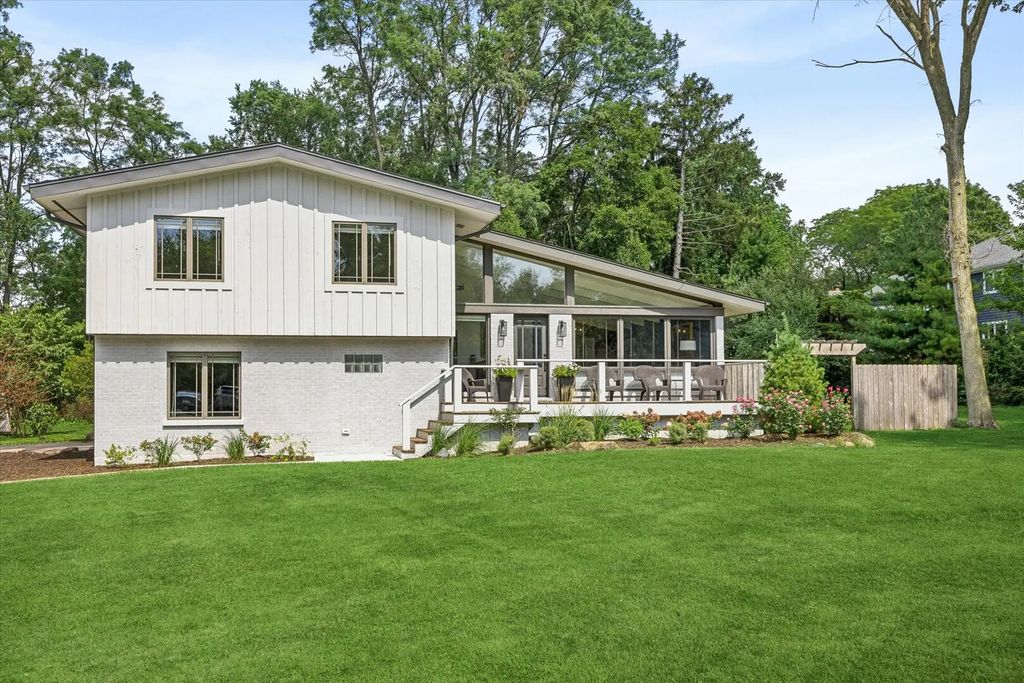 1525 W Wiesbrook Road, Wheaton