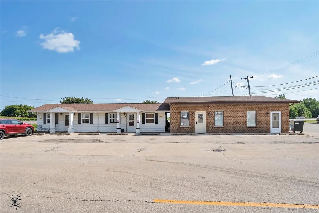 1112 E Railroad Street, Sandwich
