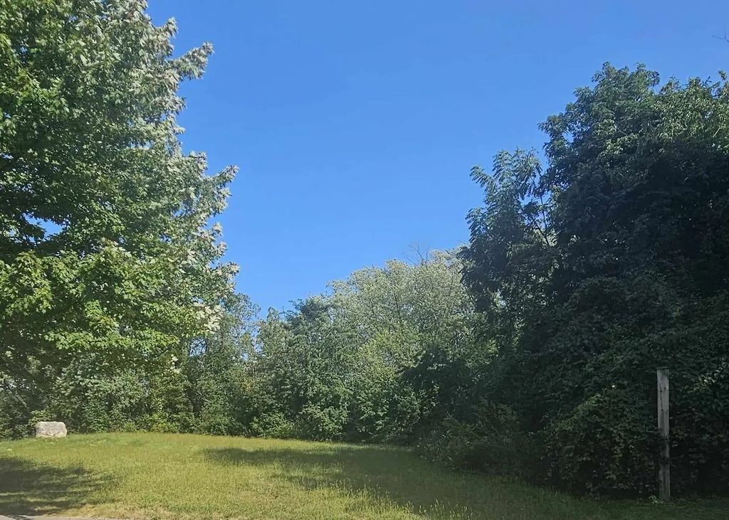 405 Woodland Trail, Lindenhurst