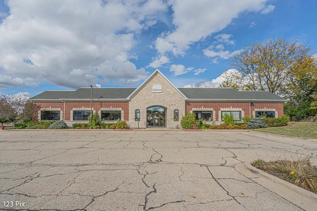 625 N Bridgeport Terrace, Lindenhurst
