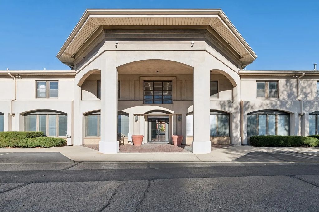 1600 W Dempster Street, Park Ridge
