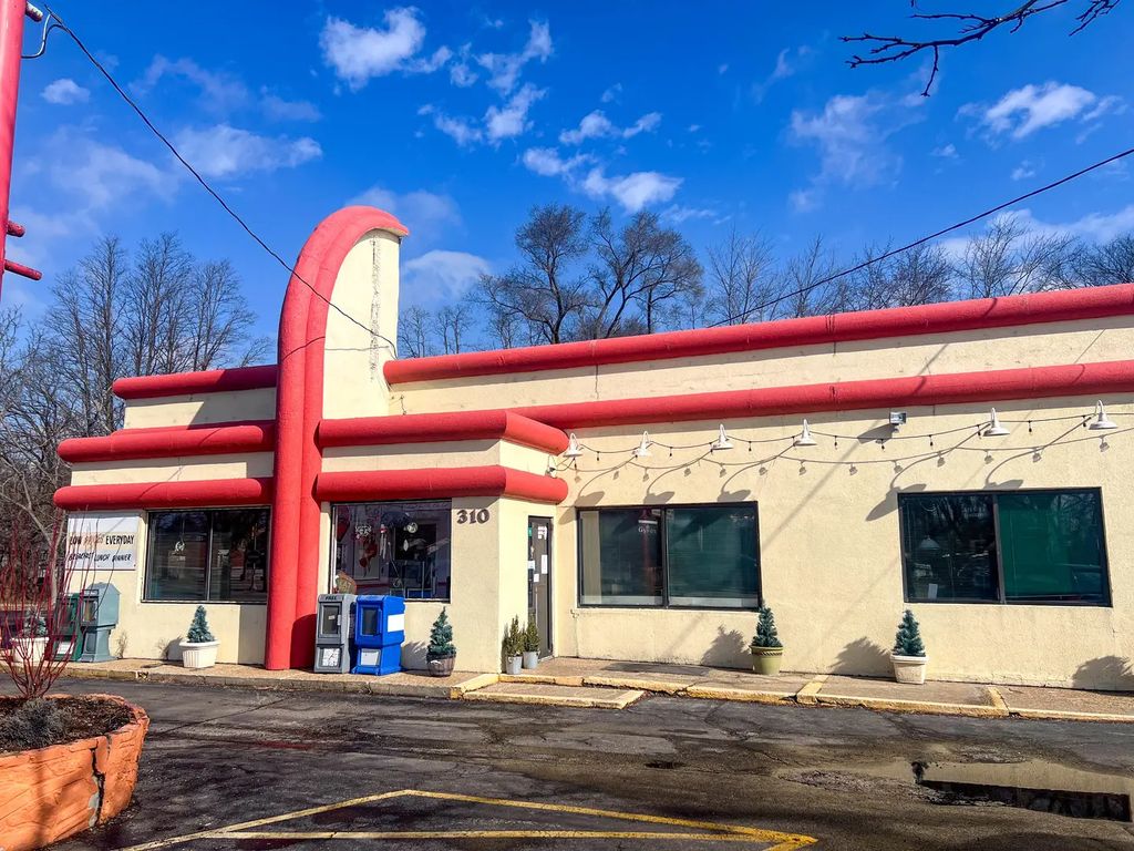 310 E State Road, Island Lake