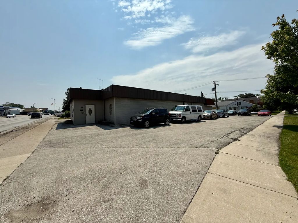 8743 Ogden Avenue, Lyons