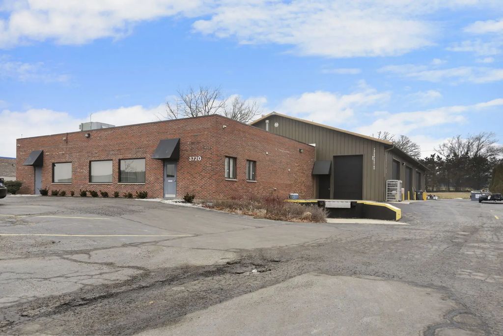 3720 Hawthorne Court, Waukegan