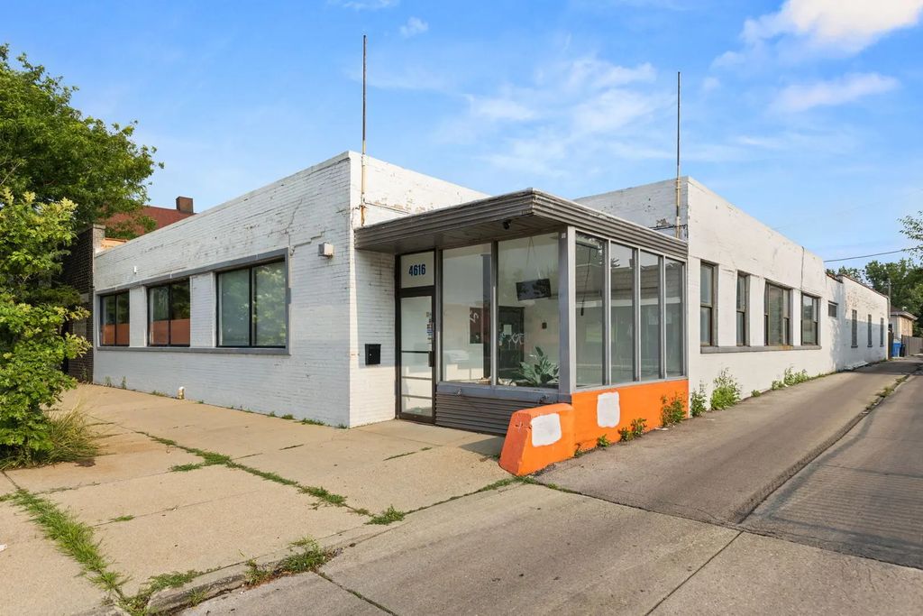 4616 W Fullerton Avenue, Chicago