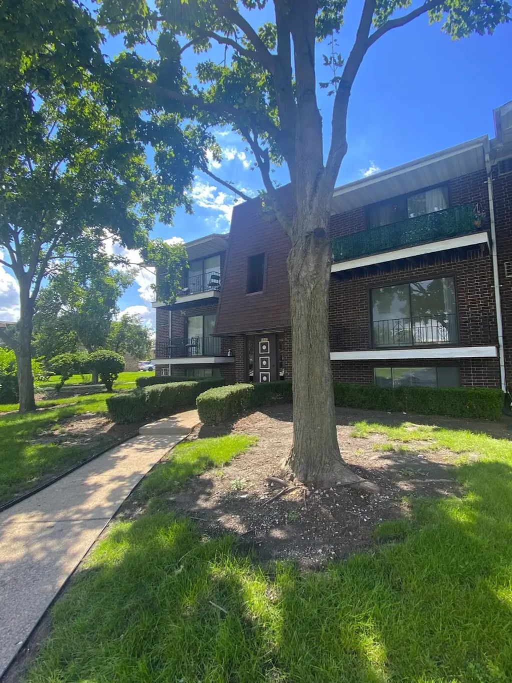 1412 Willow Lane 2, Westmont