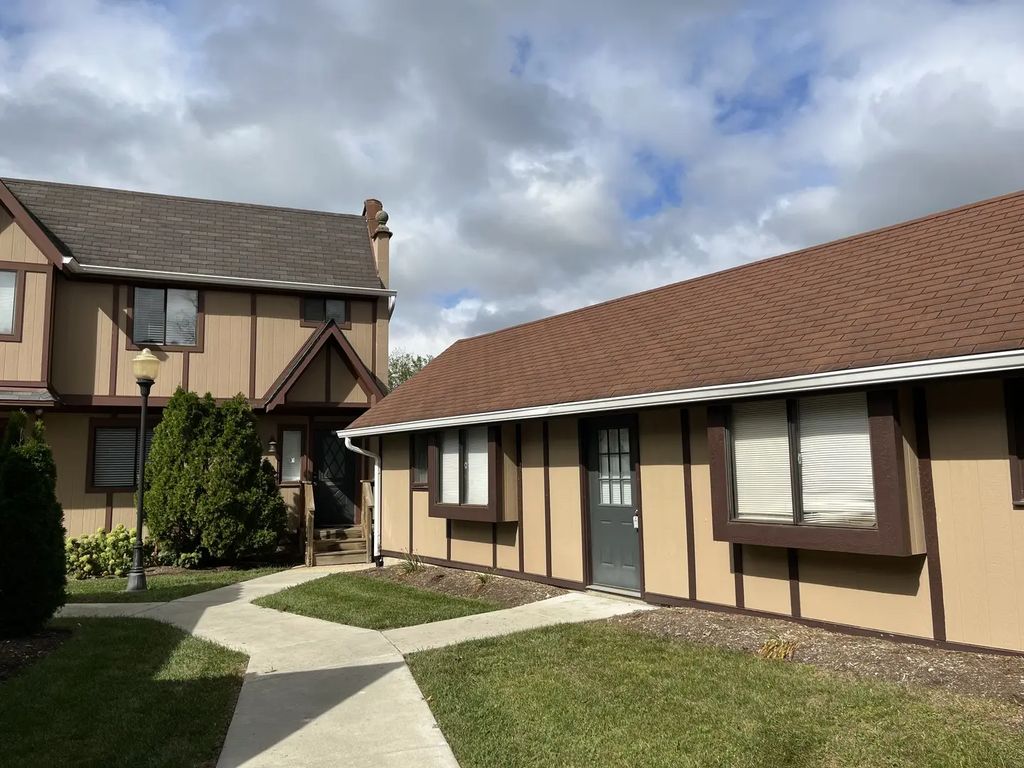 825 Village Quarter Road A5, West Dundee