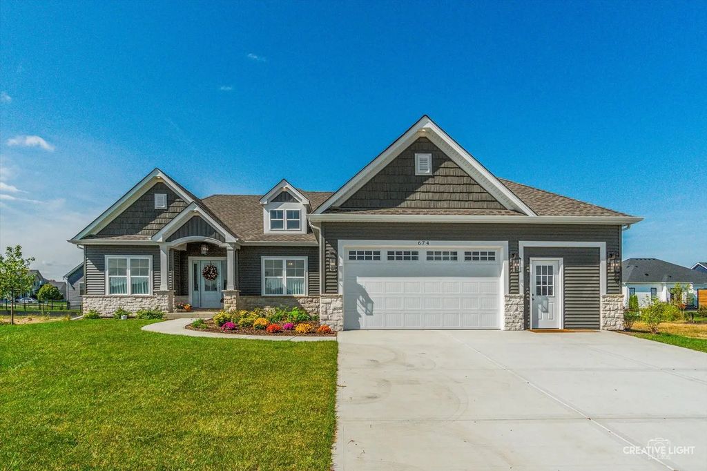 770 Dartmouth Lane, Oswego
