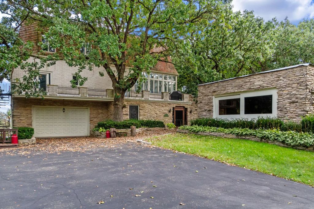 7830 N Pillow Hill Road, Spring Grove