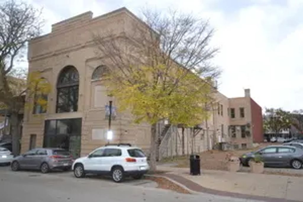 77 S Riverside Drive, Elgin