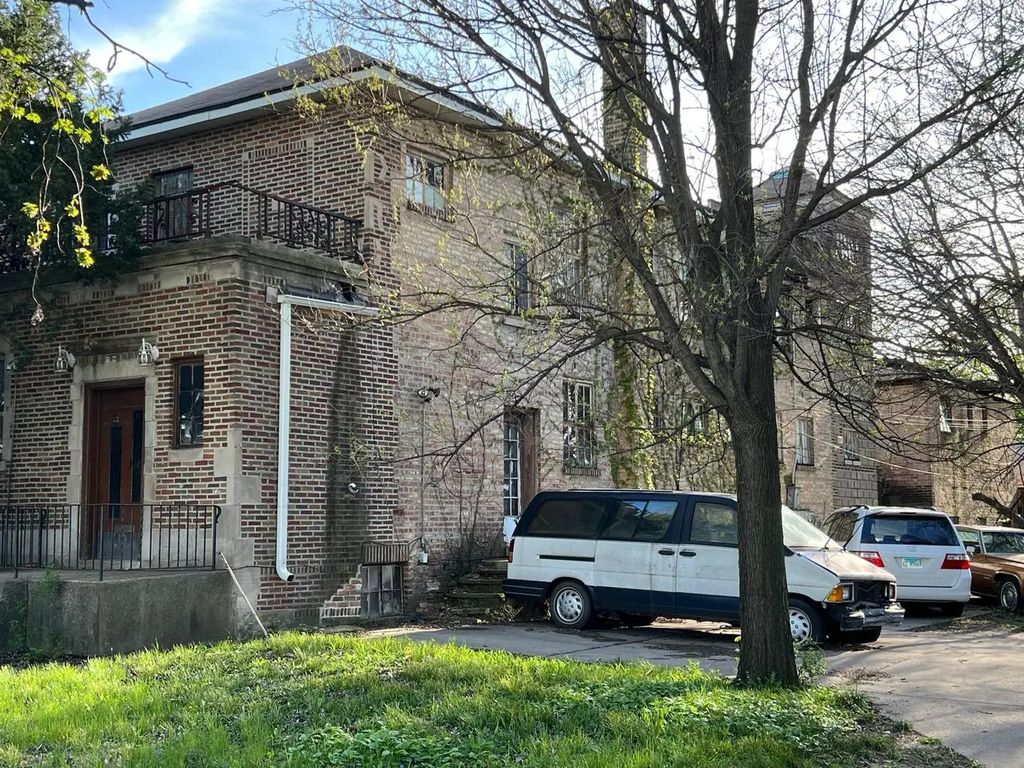 1718 S 6th Avenue, Maywood