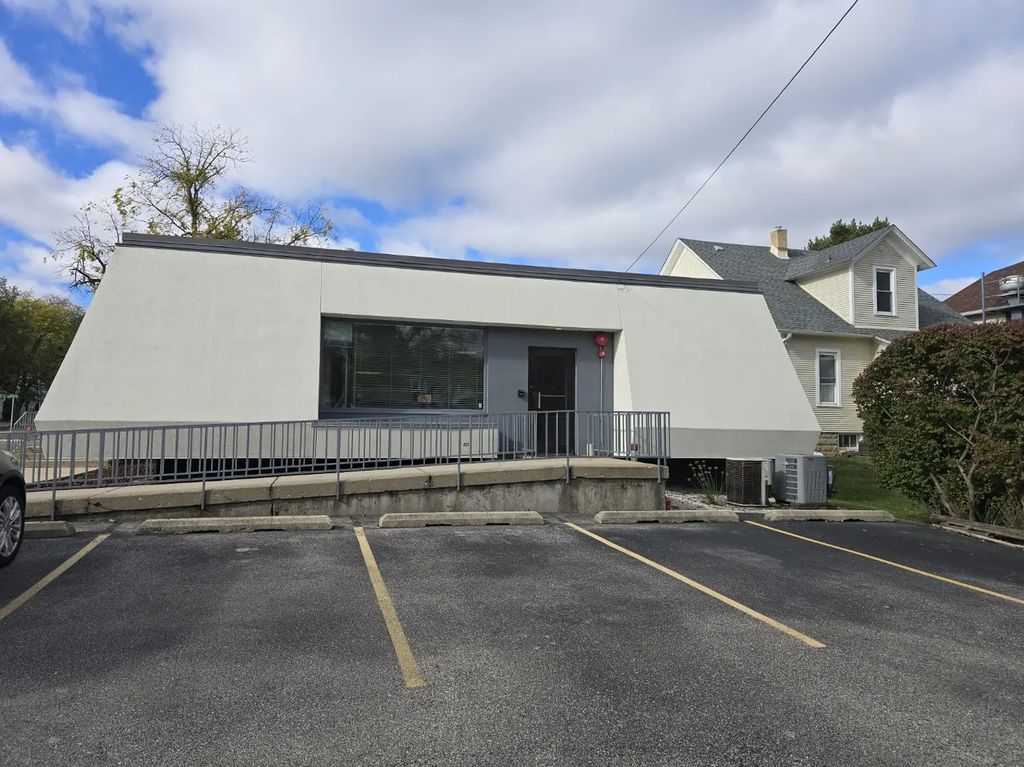326 S Milwaukee Avenue, Libertyville