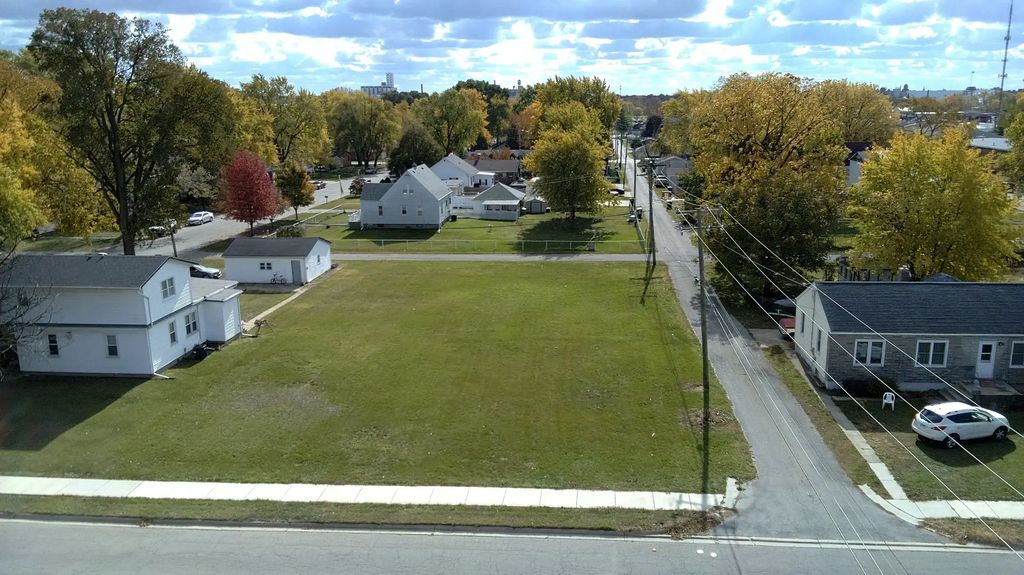 Broadway Street E, Bradley