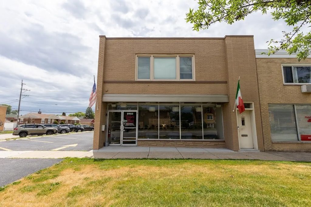 8905 W Cermak Road, North Riverside