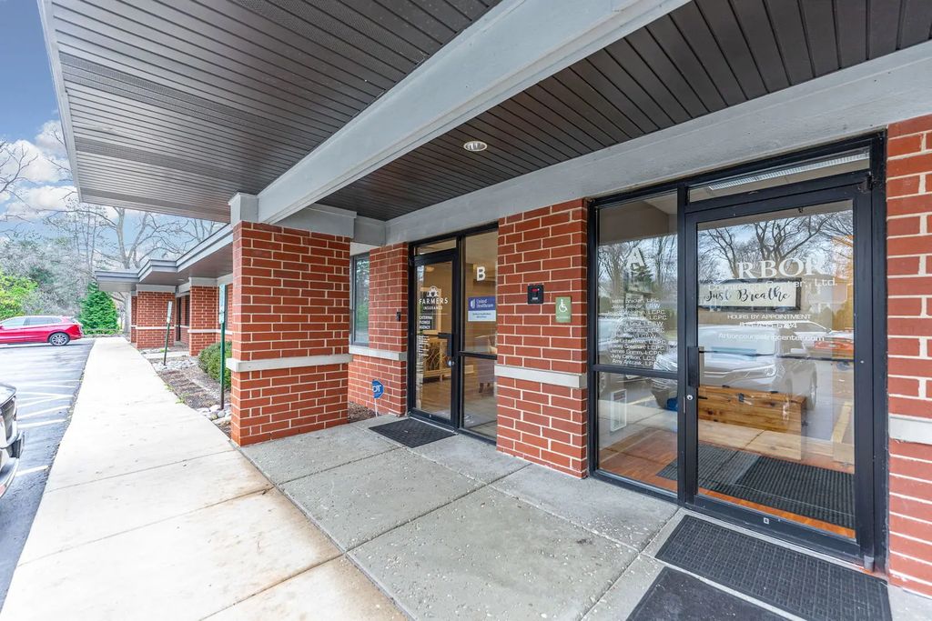 850 S Mchenry Avenue B, Crystal Lake