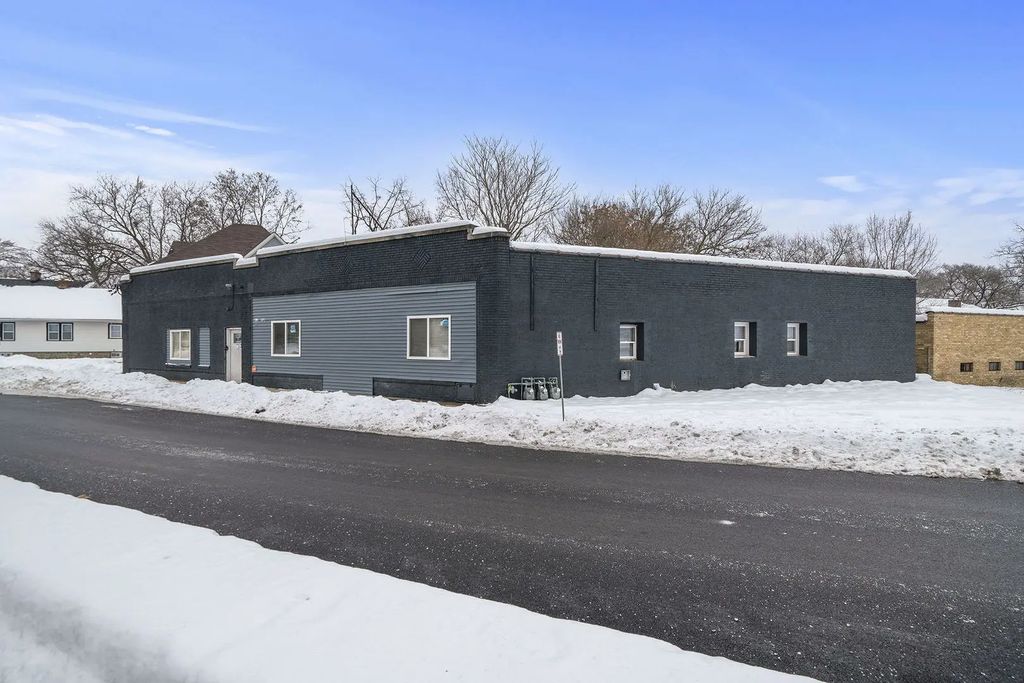 909-911 Ridge Avenue, Rockford