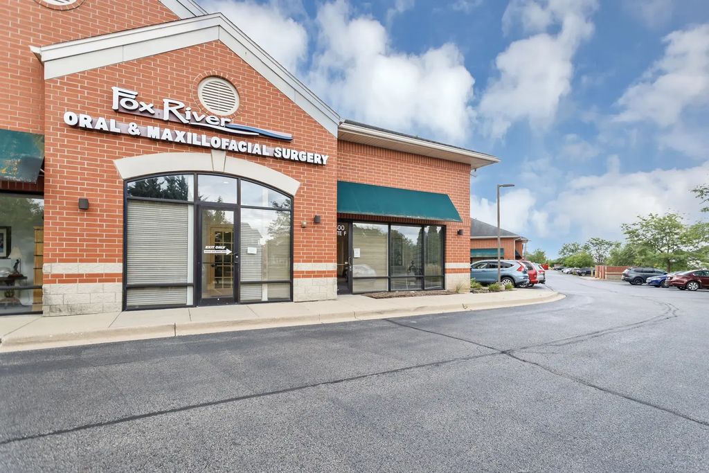 1500 Carlemont Drive F, Crystal Lake