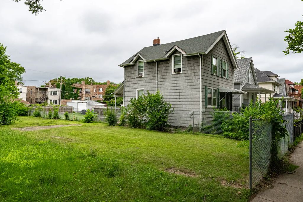 7826 S Marquette Avenue, Chicago