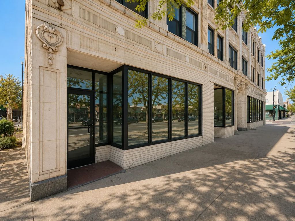5256 N Broadway Street, Chicago