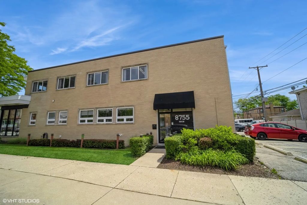 8755 Trumbull Avenue, Skokie