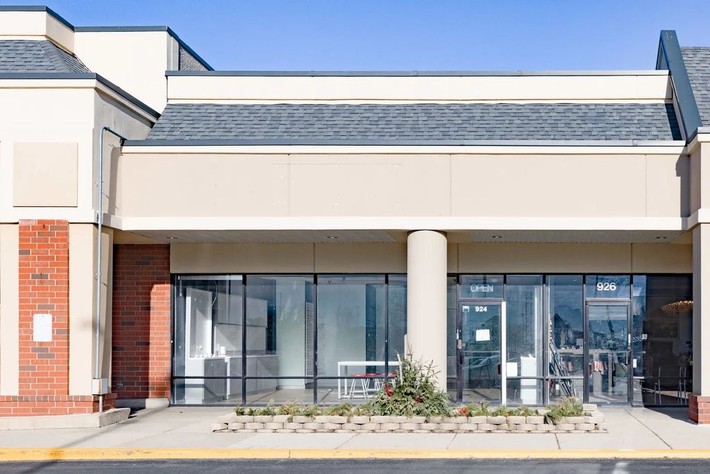 924 N Green Bay Road, Waukegan