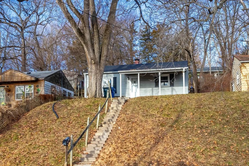 3128 Indian Road, Davenport