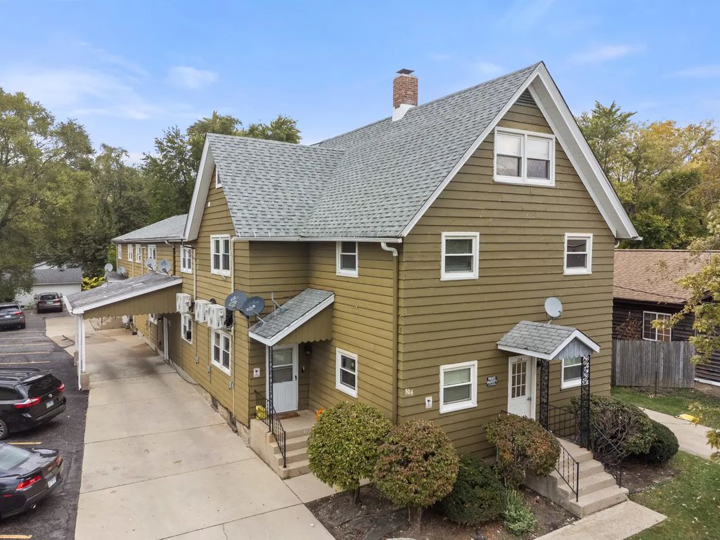 304 Hankes Avenue, Aurora