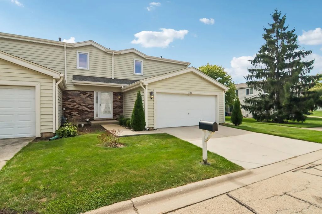 682 Claridge Circle, Hoffman Estates