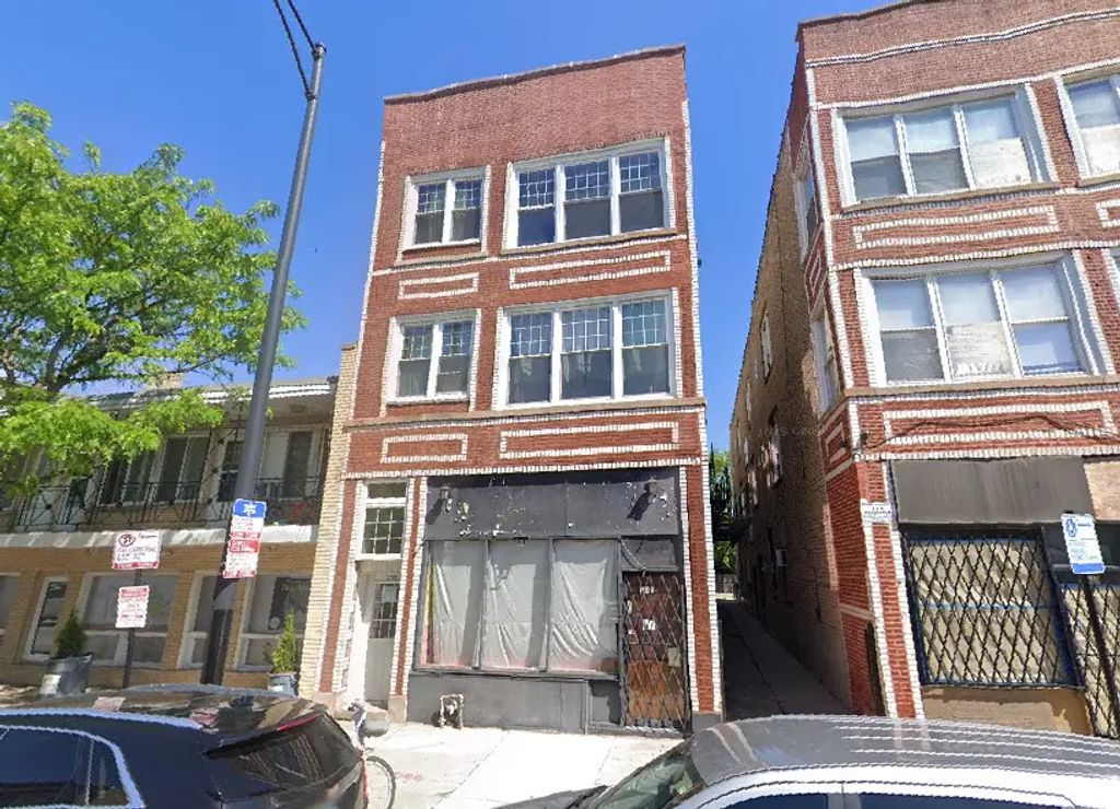 3742 W Montrose Avenue, Chicago, 60618