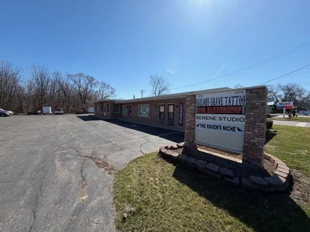 1212 N Seminary Avenue, Woodstock