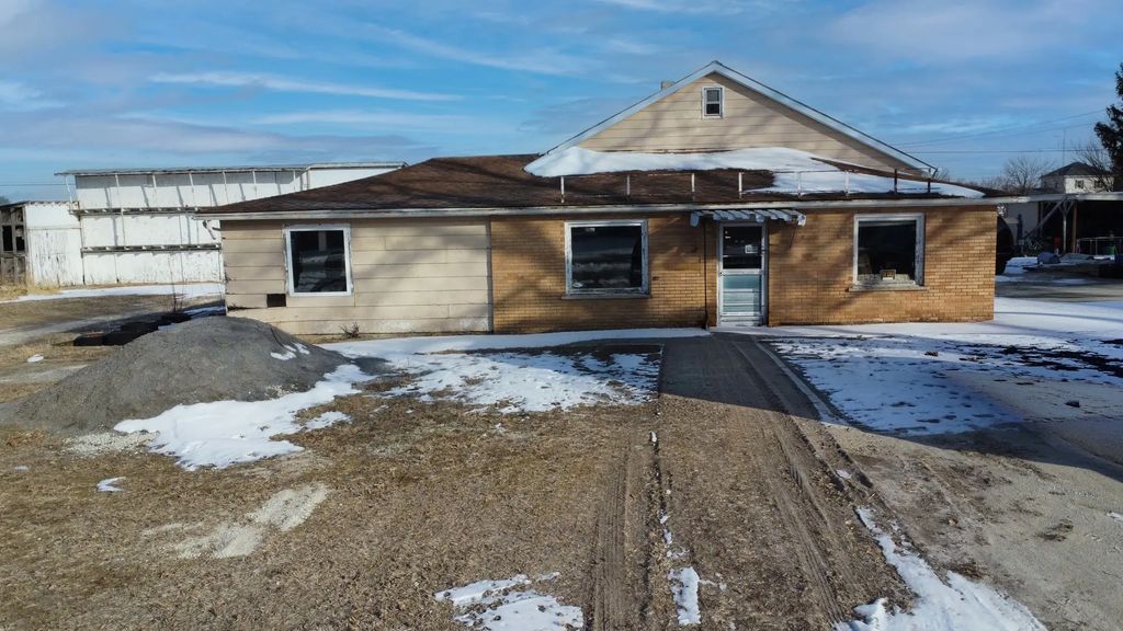 7429 E Chinquy, St. Anne