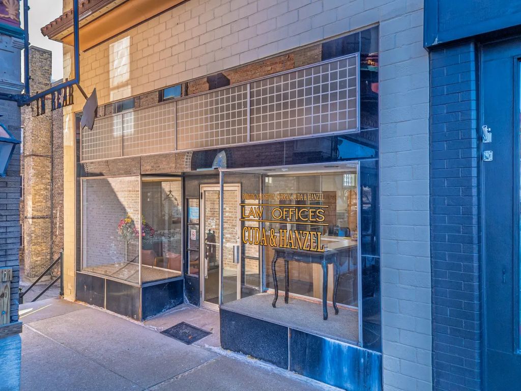 101 E Van Buren Street, Woodstock