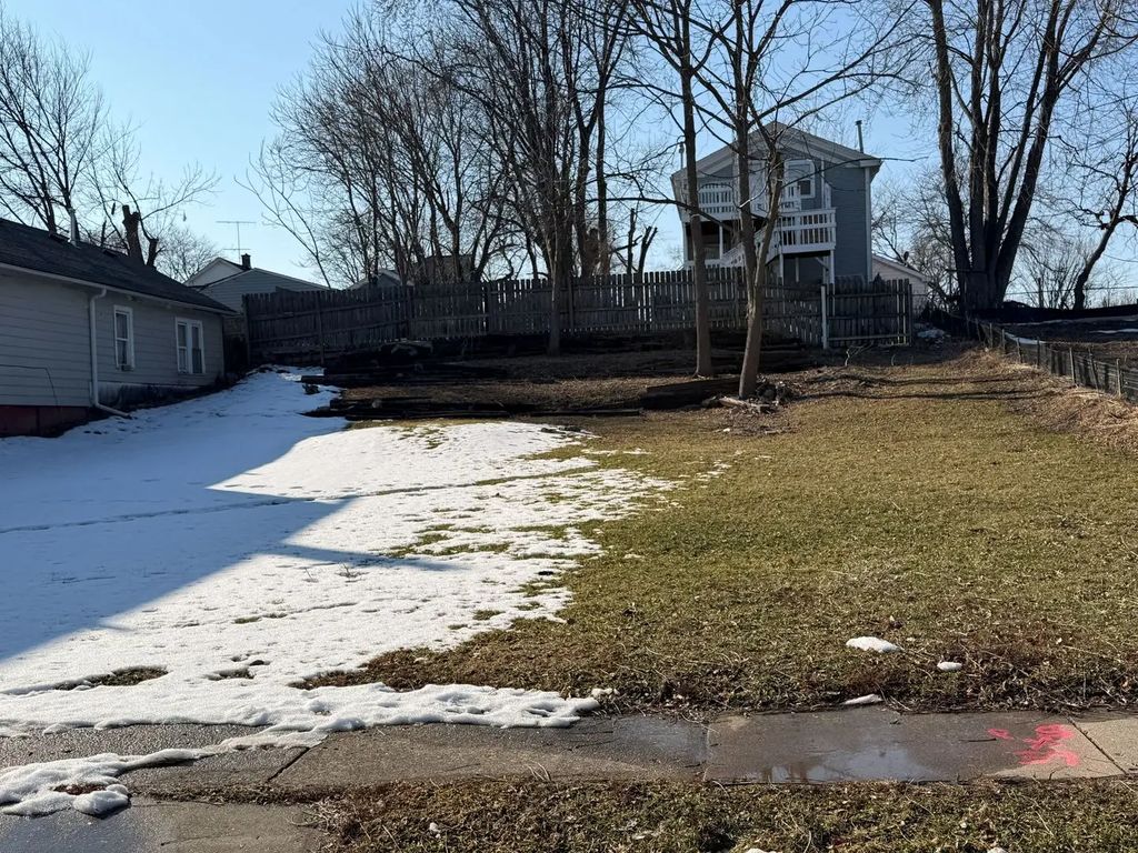 312 Oak Street, Waukegan