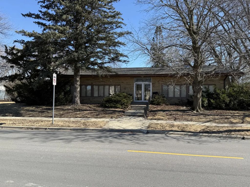 820 Russell Road, DeKalb