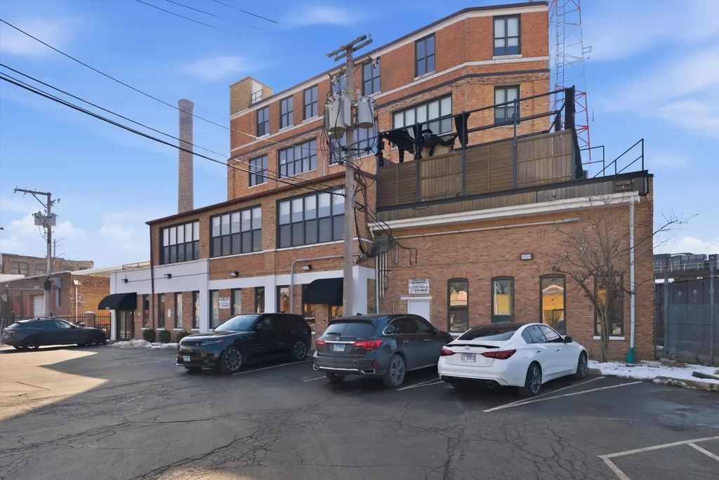 2675 W Grand Avenue, Chicago