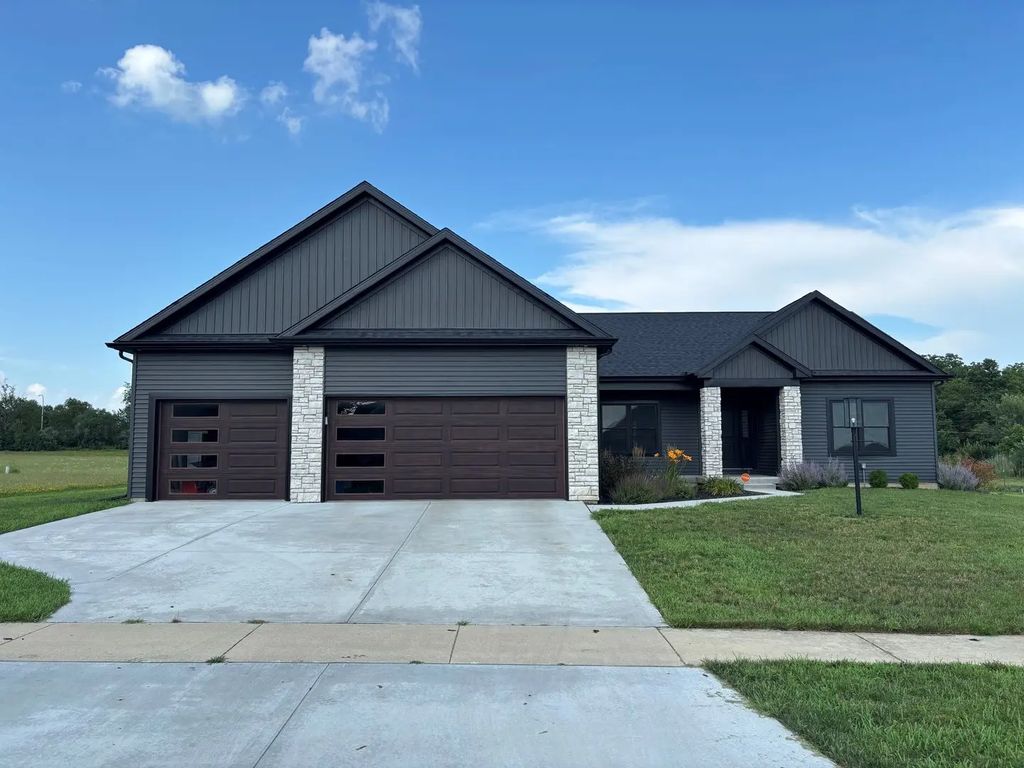 606 N Beacon Hill Circle, Urbana
