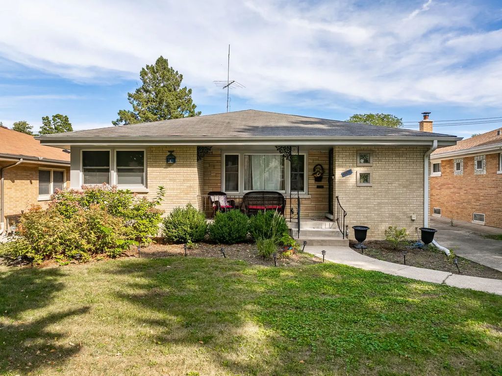 937 Robinhood Lane, La Grange Park