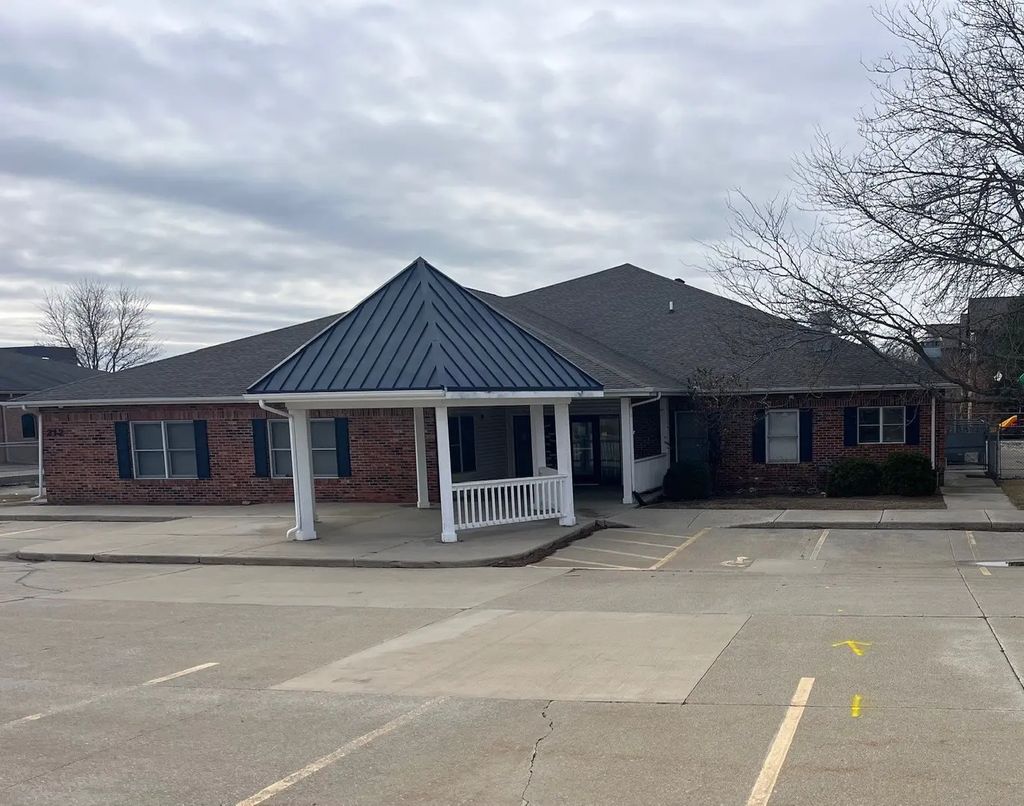 212 Williamsburg Drive, Bloomington
