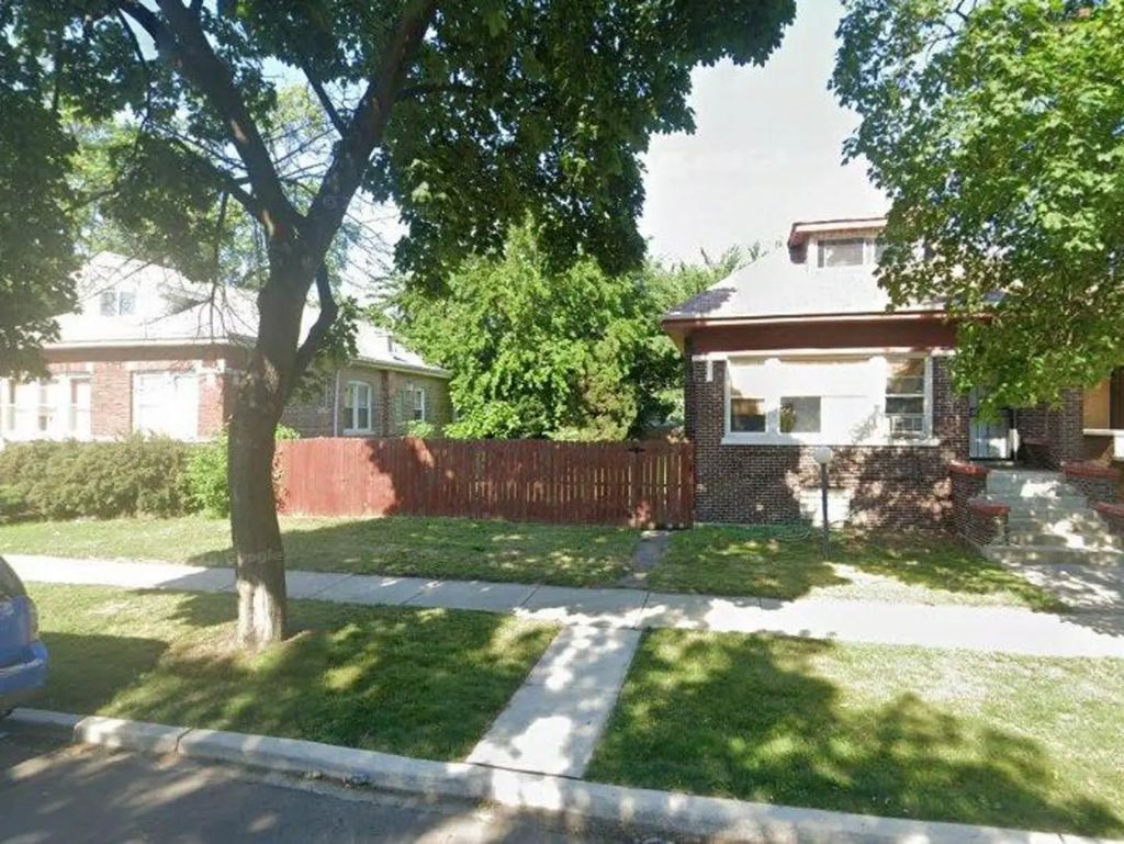 8356 S Paxton Avenue, Chicago