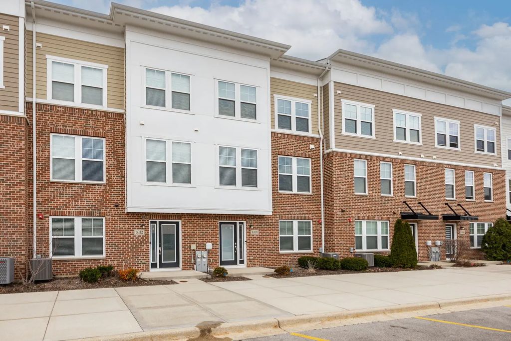 6310 Main Street, Woodridge