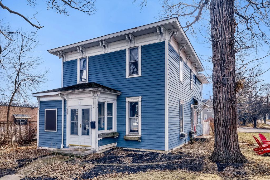 11 S Lake Street, Grayslake