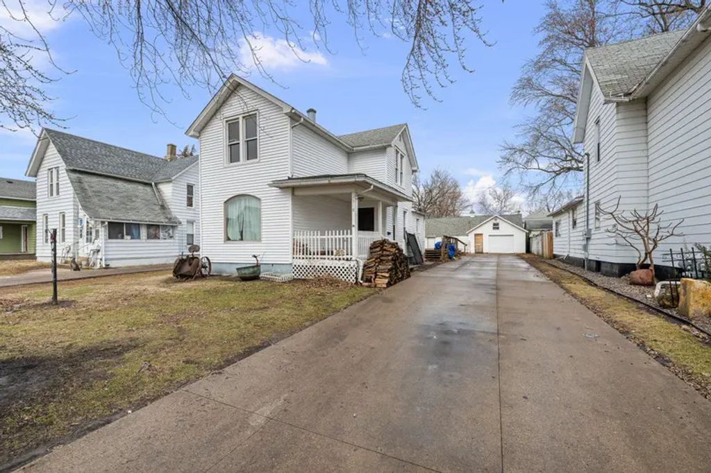 318 2nd Avenue S, Clinton
